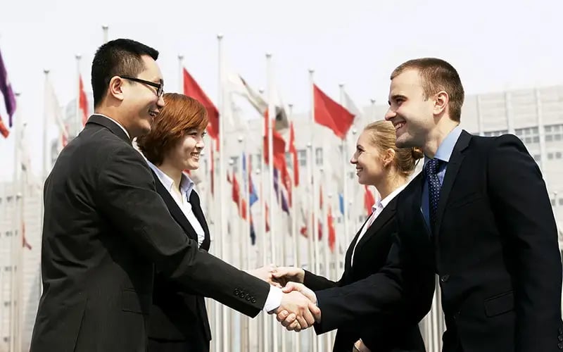 Chinesische und europäische Geschäftspartner geben sich die Hand