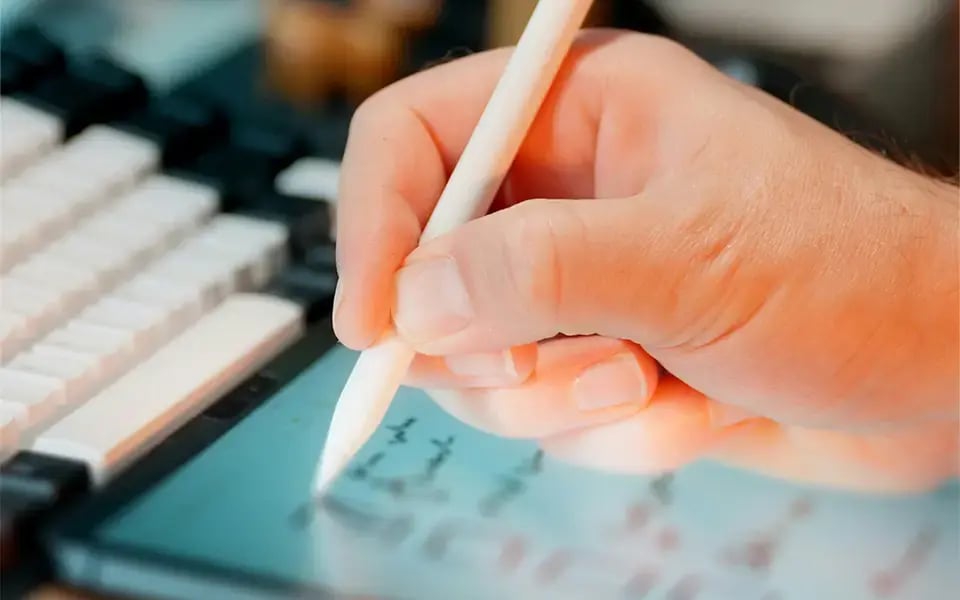 用手在平板电脑上勾选列表