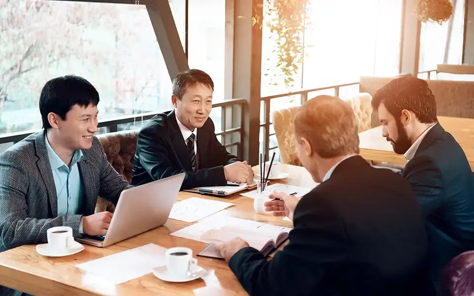 中国队与欧洲队进行谈判