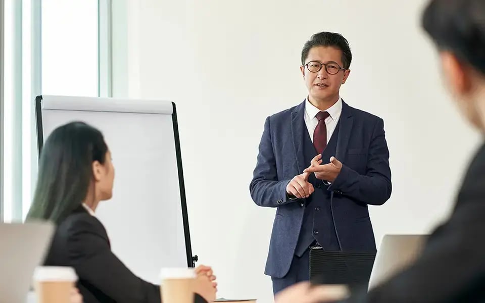 中国项目团队在讨论